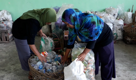 Pengolahan Sampah Sleman. Pengolahan sampah TPS3R milik Kelompok Swadaya Masyarakat (KSM) Kenanga Merdiko di Dusun Sokomartani, Desa Merdikorejo, Kecamatan Tempel, Kabupaten Sleman, DIY.