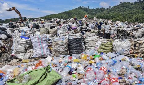 Pengolahan sampah. Ilustrasi Dinas Lingkungan Hidup (DLH) Kabupaten Bogor, Jawa Barat, segera menerapkan sistem zonasi dalam pengelolaan sampah, mulai dari wilayah barat, timur, hingga selatan.