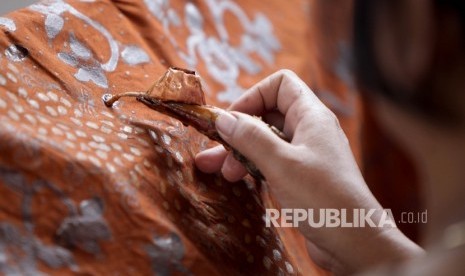 Pengrajin batik tulis khas Lasem, Jawa Tengah.