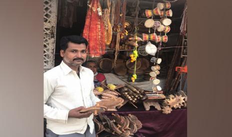 Keluarga Muslim Ayodhya Puluhan Tahun Buat Khadaus Hindu. Pengrajin khadaus, Mohd. Azam di Ayodhya, India. Khadaus adalah alas kaki kayu untuk para wali suci Hindu. 