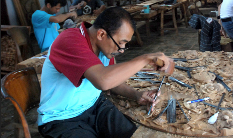 Pengrajin mebel Jepara. Republik Ceska menyatakan ketertarikannya untuk kerja sama bisnis mebel dengan Pemkab Jepara.