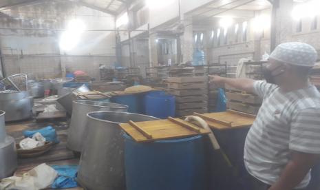 Pengrajin tahu dan tempe di sentra industri Cibuntu, Kota Bandung, Jawa Barat mogok produksi akibat harga kacang kedelai yang mahal, Jumat (28/5). Aksi mogok dilakukan sejak Jumat (28/5) hingga Ahad (30/5).