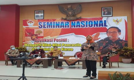 Penguatan Pancasila oleh BPIP Sesuai Perkembangan Zaman. Foto: Plt Deputi Hukum Advokasi dan Pengawasan Regulasi BPIP Dr Ani Purwanti saat menjadi pembicara pada seminar nasional BPIP di Blitar, Jumat (6/11).