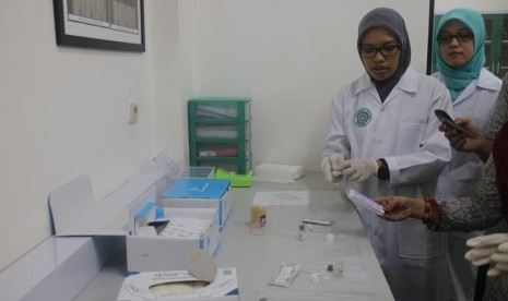 Pengujian sampel di Laboratorium Halal LPPOM-MUI Bogor, Jawa Barat.