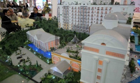 Pengujung melihat contoh hunian dalam pameran properti nasional, Real Estate Expo 2015 di Jakarta Convention Center (JCC), Senayan, Jakarta, Rabu (18/11).