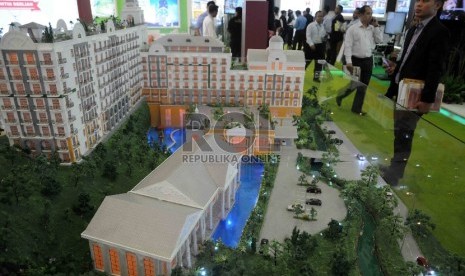 Pengujung melihat contoh hunian dalam pameran properti nasional, Real Estate Expo 2015 di Jakarta Convention Center (JCC), Senayan, Jakarta, Rabu (18/11). 