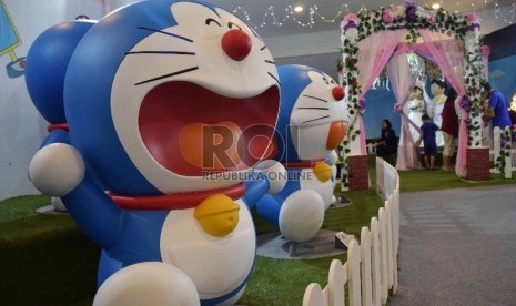 Pengujung melihat deretan diorama tokoh kartun doraemon pada pameran 