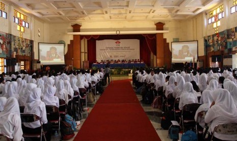 Pengukuhan mahasiswa baru Universitas Internasional Semen Indonesia (UISI) di Gresik, Jumat (4/9).