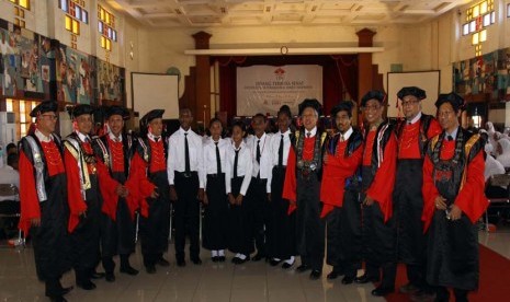 Pengukuhan mahasiswa baru Universitas Internasional Semen Indonesia (UISI) di Gresik, Jawa Timur, Jumat (4/9).