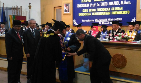 Pengukuhan Prof. Dr. Tanto Sukardi, M.Hum sebagai guru besar pendidikan sejarah UMP.