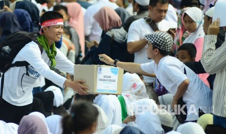 Pengumpulan donasi untuk korban bencana aceh pada acara Tabligh Akbar 