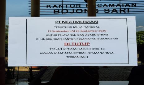 Pengumuan pemberitahuan penutupan sementara Kantor Kecamatan Bojongsari, Kota Depok, akibat adanya ASN yang positif terpapar Covid-19, Kamis (17/9). (ilustrasi)