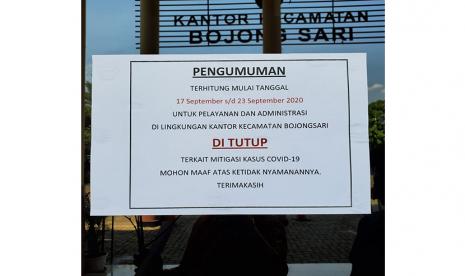 Pengumuan pemberitahuan penutupan sementara Kantor Kecamatan Bojongsari, Kota Depok, akibat adanya ASN yang positif terpapar Covid-19, Kamis (17/9).