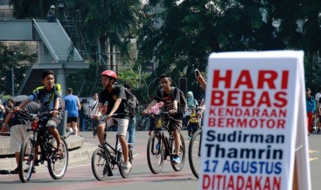   Pengumuman Car Free Day ditiadakan pada 17 Agustus mendatang terpasang di area Car Free Day, Bundaran HI, Jakarta, Ahad (10/8).  (Republika/Yasin Habibi)