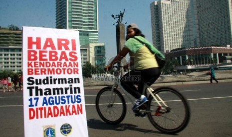   Pengumuman Car Free Day ditiadakan pada 17 Agustus mendatang terpasang di area Car Free Day, Bundaran HI, Jakarta, Ahad (10/8).  (Republika/Yasin Habibi)