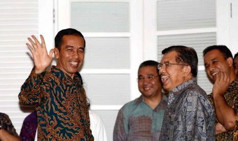 Pengumuman Jumlah Kabinet. Presiden dan wakil presiden terpilih Joko Widodo dan Jusuf Kalla menggelar konferensi pers di Rumah Transisi, Jakarta, Senin (15/9). Dalam konferensi pers ini Jokowi-JK mengumumkan komposisi kuantitatif dari kabinetnya tetap 34 p