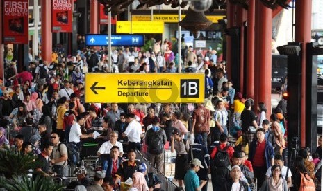 Penguna jasa pesawat terbang memadati pintu 1 B keberangkatan dalam negri bandara Soekarno Hatta, Tangerang, Banten , Jumat (25/7).(Republika/ Tahta Aidilla)