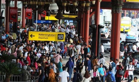 Penguna jasa pesawat terbang memadati pintu 1 B keberangkatan dalam negeri bandara Soekarno Hatta, Tangerang, Banten.