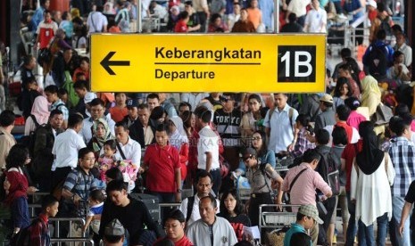 Penguna jasa pesawat terbang memadati pintu 1 B keberangkatan dalam negri bandara Soekarno Hatta, Tangerang, Banten , Jumat (25/7).(Republika/ Tahta Aidilla)