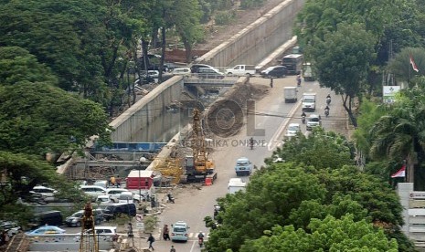 Penguna kendaraan bermotor melitas di Jalan Abdul Muis, Jakarta Pusat, Kamis (11/12).