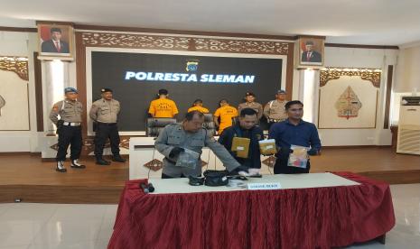 Pengungkapan kasus kepemilikian ganja oleh dua orang di Mapolresta Sleman.