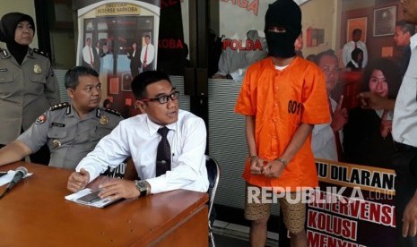 Pengungkapan kasus narkoba yang dilakukan oknum Kepolisian berpangkat Brigadir di Direktorat Reserse Narkoba Polda DIY.  Pelaku yang tengah menunggu proses pemecatan tidak hormat itu terakhir bertugas di Polres Kulonprogo, Senin (8/1). 