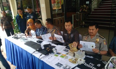 Pengungkapan kasus penyebaran pornografi dan ajakan gay di media sosial oleh Direktorat Tindak Pidana Siber Bareskrim Polri di RS Polri Kramat Jati, Jakarta Timur, Jumat (3/11).