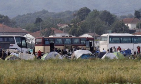 Pengungsi dan migran meninggalkan kamp Idomeni di perbatasan Yunani-Makedonia dengan menggunakan bus, Selasa 24 Mei 2016.