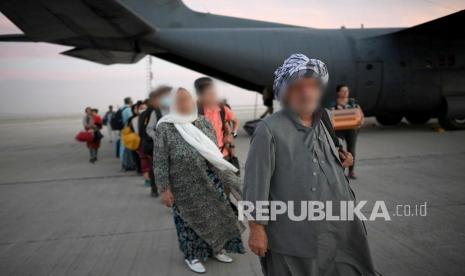  Pengungsi dari Kabul sebelum keberangkatan mereka ke Warsawa dari Bandara Internasional Navoiy di Uzbekistan, di Navoiy, Uzbekistan, 20 Agustus 2021, transportasi ketiga Polandia dievakuasi dari Kabul.