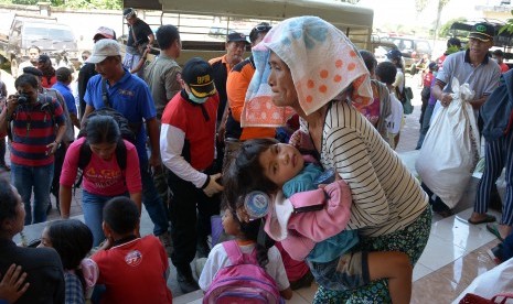 Refugees from the area of Gunung Agung arrived at Swecapura sports arena, Klungkung regency, Bali, Thursday (September 21).