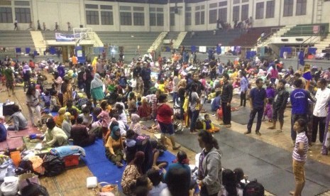 Pengungsi di GOR Tadjimalela, Sumedang terus bertambah, Kamis (22/9).