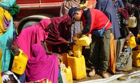 Pengungsi di Somalia mengantre untuk mendapat air bersih