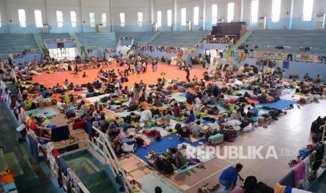  Pengungsi eks-Gafatar di Gedung Pusat Olahraga Persahabatan Korea Indonesia (POPKI), Cibubur, Jakarta Timur, Jumat (29/1).   (Republika/Yasin Habibi)