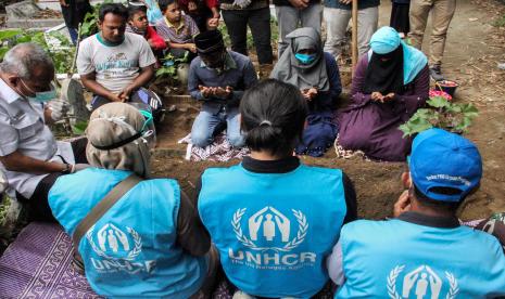 Pengungsi etnis Rohingya berdoa seusai pemakaman anggota keluarganya di tempat pemakaman umum Desa Kutablang, Lhokseumawe, Aceh, Rabu (9/9/2020). Seorang perempuan etnis Rohingya bernama Nur Khalimah (21) yang merupakan bagian dari 296 orang Rohingya yang terdampar di Aceh pada Senin (7/9/2020) dini hari itu meninggal dunia di tempat penampungan BLK Desa Mee Kandang, Selasa (6/9) sekitar pukul 18.45 WIB karena sakit.