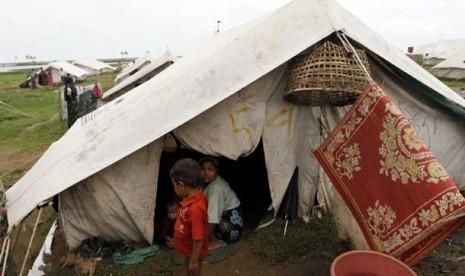 Pengungsi etnis Rohingya duduk di tenda mereka di kamp pengungsi Baw Pha Du di Sittwe, Negara Bagian Rakhine, Myanmar, Rabu, (1/8).