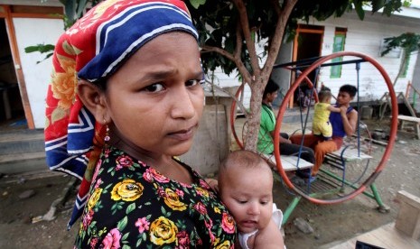 Pengungsi etnis Rohingya yang tersisa beraktivitas dengan anak anak mereka di rumah Shelter, Blang Adoe, Aceh Utara, Provinsi Aceh, Rabu (23/11). 