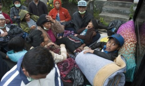 Pengungsi Gunung Agung berada di atas kendaraan menuju tempat penampungan setelah terjadinya gempa susulan akibat aktivitas gunung tersebut di Desa Rendang, Karangasem, Bali, Sabtu (23/9). Sejak Jumat (22/9) malam status Gunung Agung dinaikkan dari siaga ke awas menyebabkan ribuan warga kembali mengungsi dan sempat menyebabkan kepanikan. 