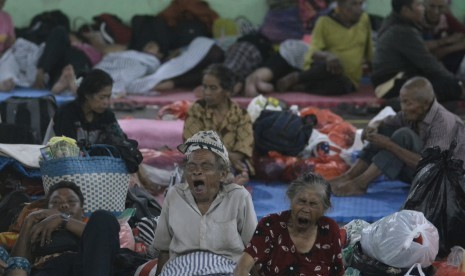 Pengungsi Gunung Agung beristirahat di GOR Suwecapura, Klungkung, Bali, Minggu (24/9) malam.