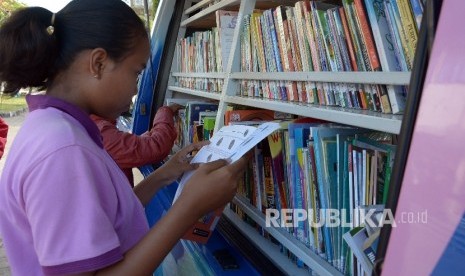 Pengungsi Gunung Agung membaca buku di perpustakaan keliling di GOR Swecapura, Klungkung, Bali (ilustrasi)