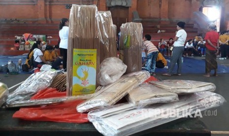 Pengungsi Gunung Agung menerima pelatihan wirausaha di Posko GOR Kompyang Sudjana, Denpasar Barat, Jumat (13/10).