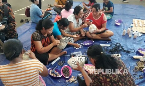 Pengungsi Gunung Agung menerima pelatihan wirausaha di Posko GOR Kompyang Sudjana, Denpasar Barat, Jumat (13/10).