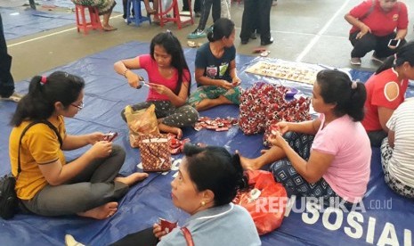 Pengungsi Gunung Agung menerima pelatihan wirausaha di Posko GOR Kompyang Sudjana, Denpasar Barat, Jumat (13/10).