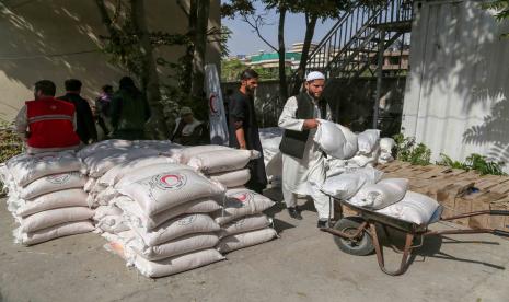 Pengungsi internal menerima bantuan makanan yang didistribusikan oleh Bulan Sabit Merah di Kabul, Afghanistan, 20 September 2021. Taliban mengatakan pada 14 September bahwa PBB harus membantu mereka dalam membantu hampir 3,5 juta warga Afghanistan kembali ke rumah mereka setelah mengungsi di dalam negeri karena untuk kekerasan.