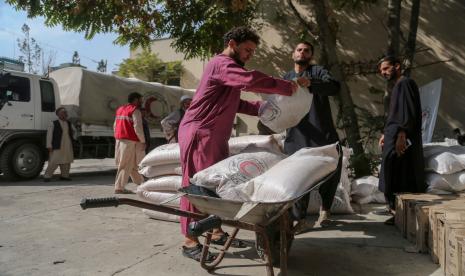 Pengungsi internal menerima bantuan makanan yang didistribusikan oleh Bulan Sabit Merah di Kabul, Afghanistan, 20 September 2021. Taliban mengatakan pada 14 September bahwa PBB harus membantu mereka dalam membantu hampir 3,5 juta warga Afghanistan kembali ke rumah mereka setelah mengungsi di dalam negeri karena untuk kekerasan.