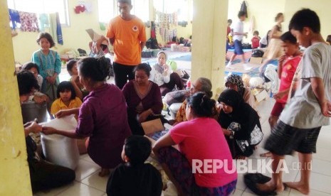 Pengungsi korban banjir warga Kelurahan Andir yang berada di pengungsian Gedung Inkanas, kecamatan Baleendah, Kabupaten Bandung, Senin (3/10). (Republika/M Fauzi Ridwan)