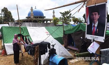 Pengungsi korban gempa bumi menjemur pakaian miliknya di sekitar tempat pengungsian di Desa Santong, Kayangan, Lombok Utara, NTB, Sabtu (11/8).