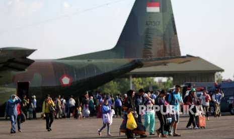 Pengungsi korban gempa dan tsunami Kota Palu dan Donggala dengan menggunakan pesawat C130 Hercules milik TNI AU tiba di Lanud Hasanuddin, Kabupaten Maros, Sulawesi Selatan, Ahad (30/9). 