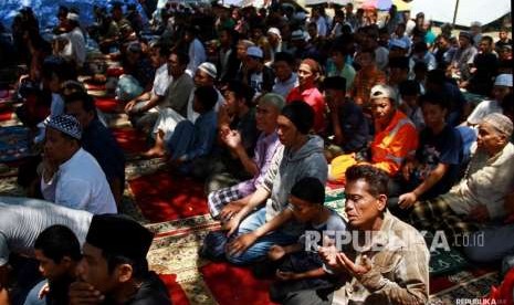 Pengungsi korban gempa dan tsunami melakukan ibadah shalat Jumat di halaman Masjid Agung Palu, Sulawesi Tengah, Jumat (5/10).