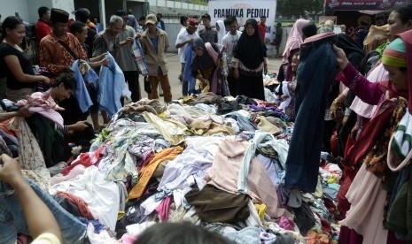 Pengungsi korban tsunami dari Pulau Sebesi dan Sebuku Lampung Selatan memilih pakaian layak pakai di Posko pengungsian Kalianda, Lampung Selatan, lampung, Jumat (28/12/2018).