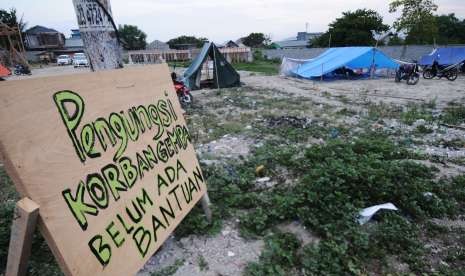 Pengungsi memasang tanda belum mendapat bantuan di salah satu titik pengungsian di Kelurahan Palupi Palu, Sulawesi Tengah, Kamis (4/10).